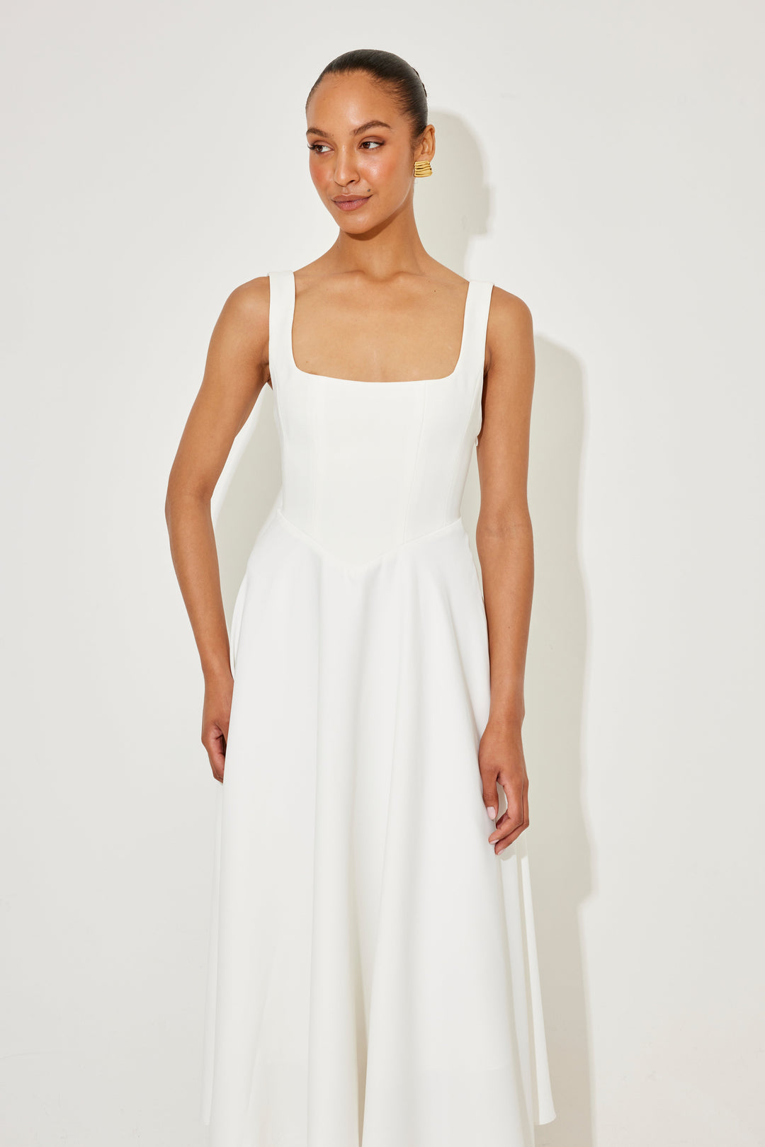 Amélia – Bijela Elegancija Kvadratnog Izreza