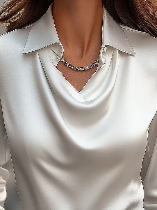 Adriana - Elegantna bijela saten bluzica s drapiranim izrezom